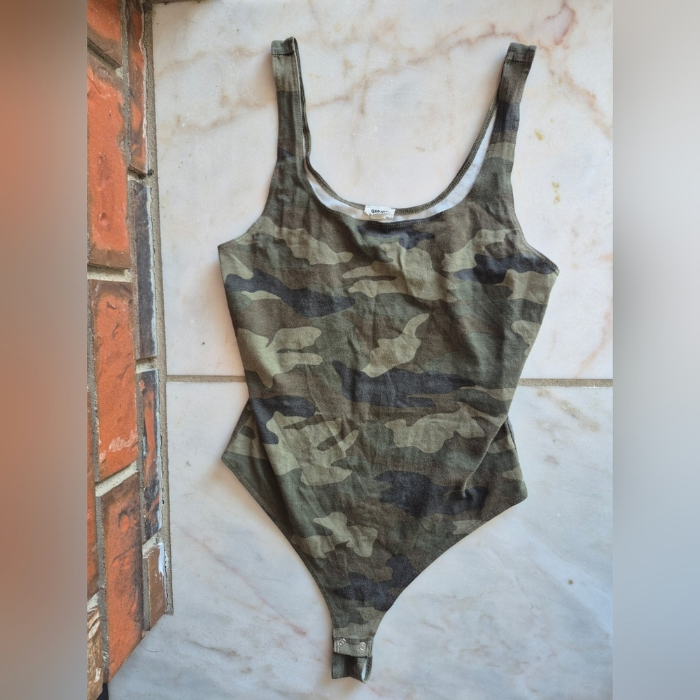Garage Camo Bodysuit Stretch Camouflage medium snap closure